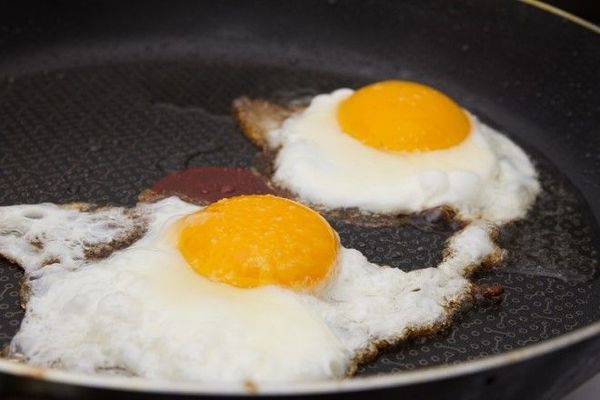 Найбільш часті помилки в процесі приготування яєць. Страви з яєць легкі в приготуванні, і саме вони часто рятують від голоду в ранковому сонному поспіху.