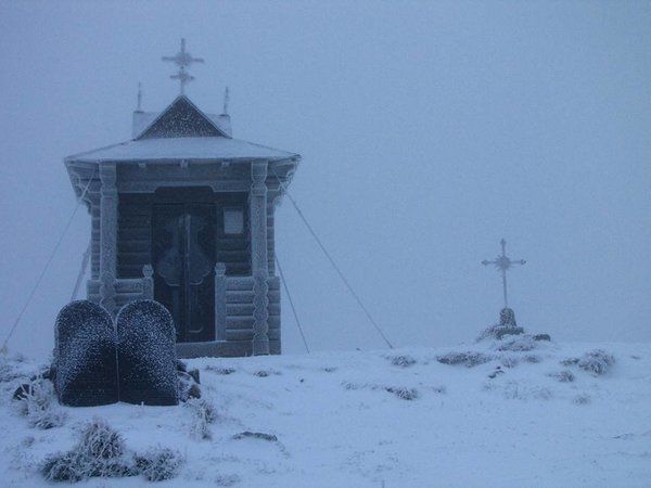 Сьогодні, 25 вересня, у високогір'ї Карпат знову випав сніг. Високогір'я Карпат замело снігом, опади вкрили гору Піп Іван Чорногірський 2028 метрів над рівнем моря.