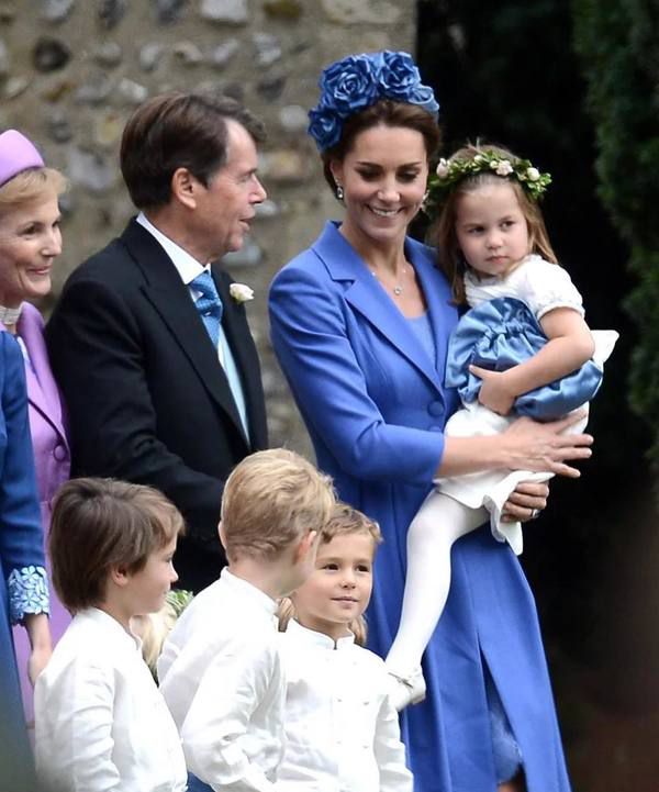 Дружина принца Вільяма була в дуже гарному настрої на весіллі подруги. Герцоги Кембриджські Кейт і Вільям з дітьми побували на весіллі.