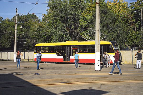 Сьогодні одеському трамваю виповнилося 108 років. До 108-річчя Одеського трамвая жителям міста показали історичні машини і найновіші розробки.