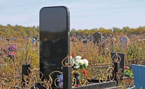 На цвинтарі з'явився пам'ятник у вигляді смартфона. Абонент поза зоною доступу мережі: на могилі в Уфі встановили пам'ятник у вигляді iPhone.