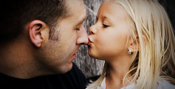 Роль батька у вихованні доньки: чого може навчити тільки тато. Історія Джастіна Ріклефса, який упевнений, що бути батьком дівчинки особливий привілей.