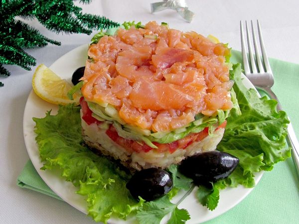 Салат із слабосолоної риби, який обігнав "Олів'є" і суші. Цікавий цей рецепт тим, що інгредієнти схожі з тими, які потрібні для приготування суші, а за смаком салат нагадує саме їх.