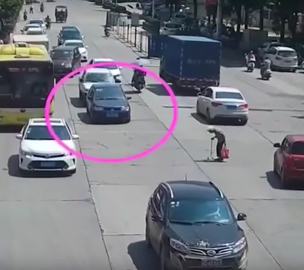 Чоловік на мопеді кинувся в потік машин, щоб врятувати стареньку бабусю!. Відео набрало більше 30 тисячі коментарів.