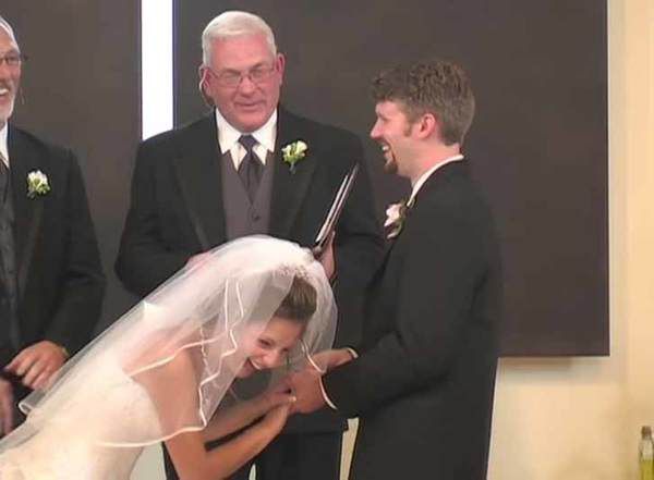 Істеричний сміх нареченої перервав церемонію (Відео). Її сміх обов'язково заразить Вас! Дивіться!