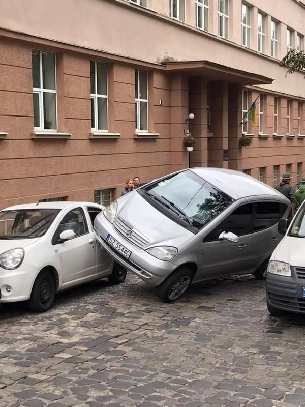 Як вона примудрилася: дівчина зі Львова здивувала мережу своїм паркуванням (Фото). Два правих колеса авто спираються на припарковані автомобілі.