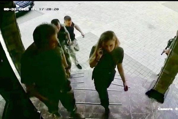 В мережі опублікували фото, зроблені за кілька секунд до загибелі ватажка ДНР Олександра Захарченко. Опубліковані фото Захарченко за секунди до вибуху.