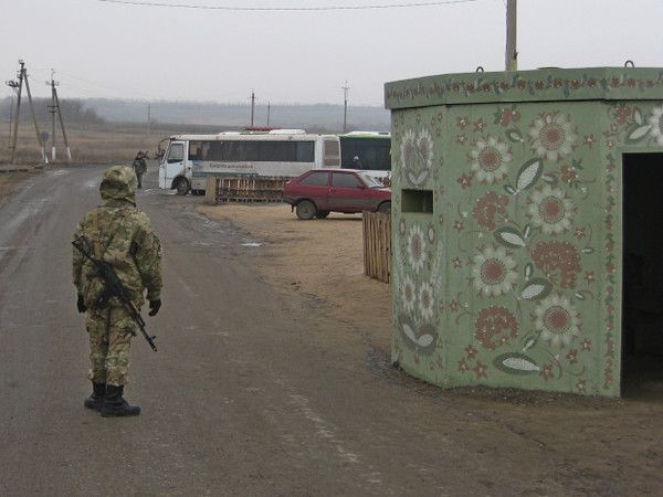 На Донбасі бойовики обстріляли КПВВ "Гнутово" в момент, коли там проходив пропуск людей. За минулу добу бойовики 34 рази обстрілювали позиції ЗСУ, завдали удару по КПВВ Гнутово.