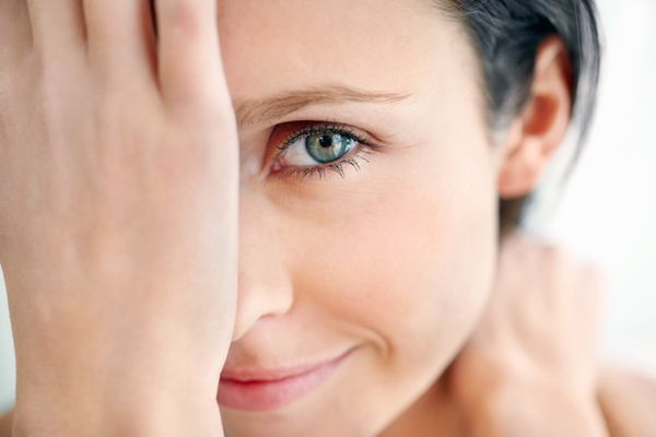 Сіпається око: існує цілий ряд факторів, які можуть викликати нервові спазми. Медики вважають, якщо у людини занадто часто сіпається око, мозок тим самим сигналізує, що нервова система не в порядку.