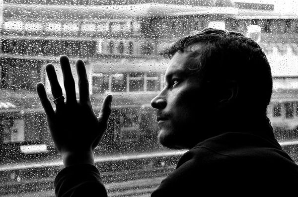 Психологи визначили 7 тривожних ознак, які вкажуть на те, що людина наближається до депресивного розладу. Осінньо-зимовий період - це час, коли людина в більшій мірі ризикує захворіти на депресію.