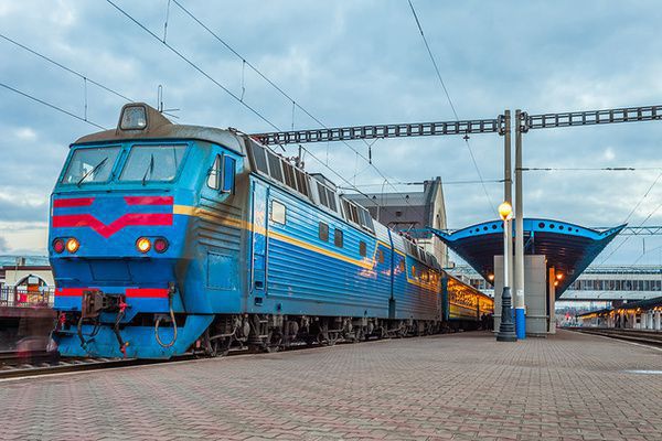 ПАТ "Укрзалізниця" надала інформацію про вік своїх вантажних і пасажирських локомотивів. В "Укрзалізниці" повідомили, що середній вік локомотивів становить 28 - 40 років.