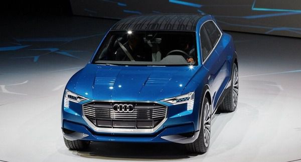 Показ електрокара e-tron від компанії Audi може похитнути позиції корпорації Tesla на автомобільному ринку. Чи зможе e-tron скласти конкуренцію компанії Tesla.