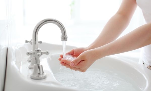 Як вмивання водопровідною водою впливає на вашу шкіру. Чому не можна вмиватися водопровідною водою читайте у матеріалі.