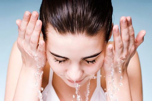 Як вмивання водопровідною водою впливає на вашу шкіру. Чому не можна вмиватися водопровідною водою читайте у матеріалі.
