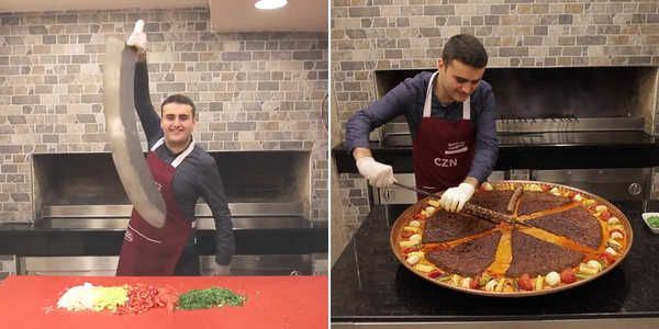 Знаменитий кухар в Туреччині продовжує дивувати своїми вміннями. Турецький кухар приготував гігантський тепси-кебаб. Відео.