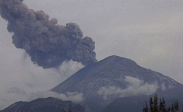 У Мексиці прокинувся вулкан Попокатепетль. Він вже викинув перший стовп попелу.
