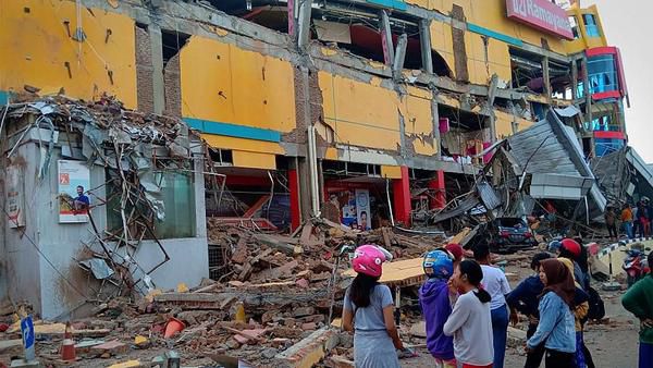 Внаслідок землетрусу і цунамі в Індонезії 1300 загиблих. Індонезійські власті побоюються, що кількість жертв може становити декілька тисяч.