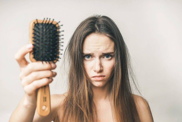 Сезонне випадіння волосся: як ефективно впоратися з цим явищем. Якщо волосся випадає дуже сильно, обов'язково зверніться до лікаря. При сезонному явищі досить дотримуватися звичайних порад.