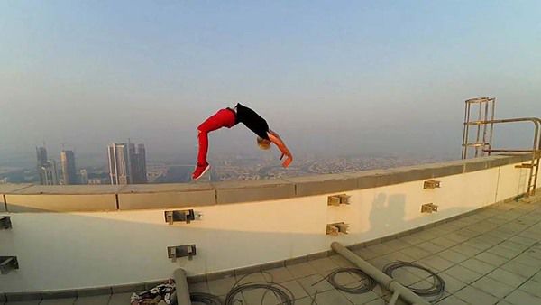 Відеоролик, як сміливець влаштував справжній виступ на краю хмарочоса. Руфер з Росії пострибав на скакалці і зробив бек-фліп на даху однієї з висоток в Дубаї. [Відео].
