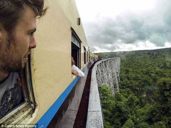 Щасливчик: британський турист ледь не помер на Евересті, а в М'янмі його потяг зійшов з рейок. Однак невдахою себе Джек не вважає.