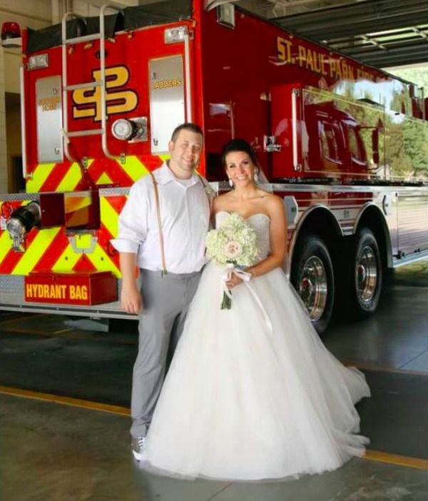 Пожежний п'ять років готувався до весілля, але саме в той день прийшлося гасити пожежу. Пожежний п'ять років готувався до весілля і пішов з нього. Вогонь як ніби чекав саме цього дня.