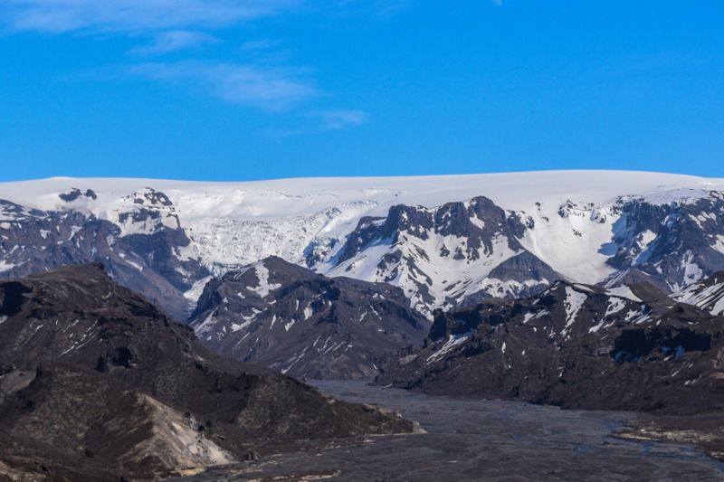 Вчені фіксують спалахи активності гігантського і найнебезпечнішого вулкана Катла в Ісландії, який мовчав майже сто років. Учені б'ють тривогу: прокидається гігантський вулкан Катла в Ісландії.