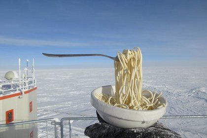 Вчені-полярники показали вплив 60-градусного морозу на локшину. Полярники з франко-італійської антарктичної станції «Конкордія» наочно продемонстрували умови своєї роботи.
