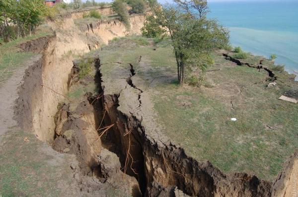 В Одеській області в Овідіопольському районі стався масштабний зсув. В Одеській області біля моря стався кілометровий зсув.
