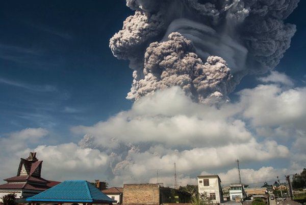Після землетрусу і цунамі в Індонезії прокинувся вулкан. Вранці, 3 жовтня, в Індонезії вибухнув вулкан на горі Сопутан.