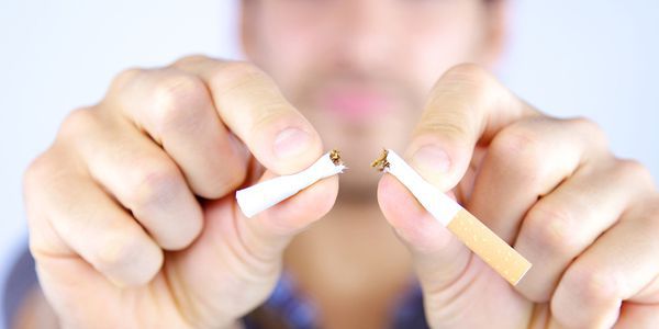 Повідомлення МОЗ: в Україні палити стали в два рази менше. В Україні з 2010 року куріння серед дорослих знизилася на 20%, а серед підлітків - майже на 40%.