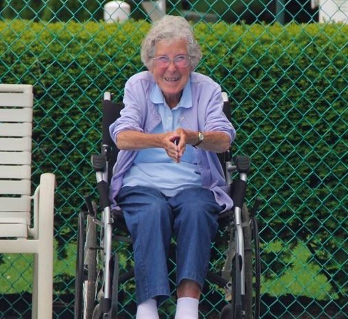 90-річна бабуся, хвора на рак, проміняла лікування в лікарні на подорож по країні. Цитата улюбленого поета Норми: Життя - це баланс між "утримати" і "відпустити"...