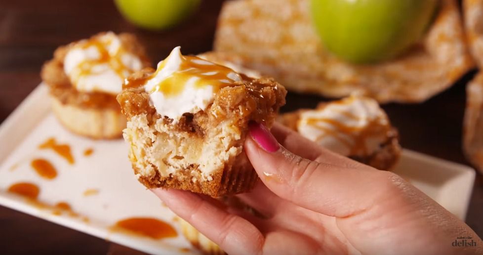 Яблучний сезон: рецепт вишуканих чизкейків. Такий десерт стане коронним на вашій кухні!