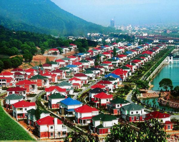 Село номер один Піднебесної - його населення складають мільйонери. Працьовиті китайці з 60-х років зайнялися розвитком промисловості в селі Хуасі, що нараховувало у той час трохи більше 500 жителів.