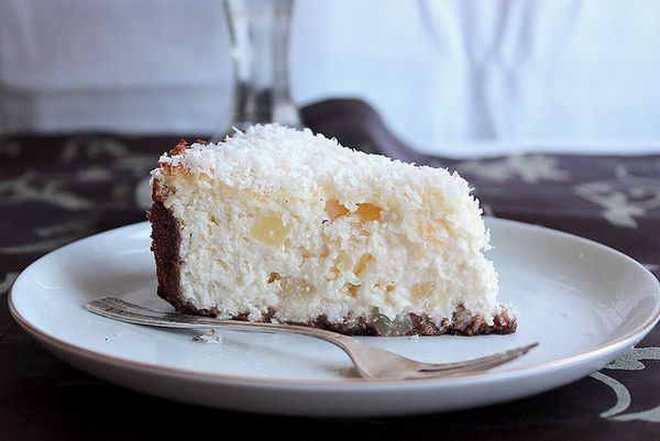 ніжний десерт: сирно-кокосовий чізкейк з білим шоколадом