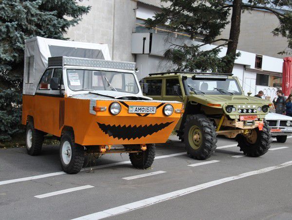 У Києві роз'їжджає смішний "Бобик", перероблений на амфібію. У воді авто розвиває швидкість до 15 км на годину.