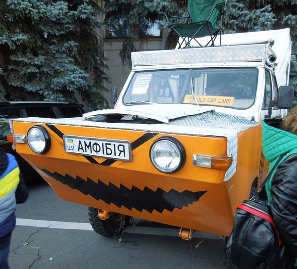 У Києві роз'їжджає смішний "Бобик", перероблений на амфібію. У воді авто розвиває швидкість до 15 км на годину.