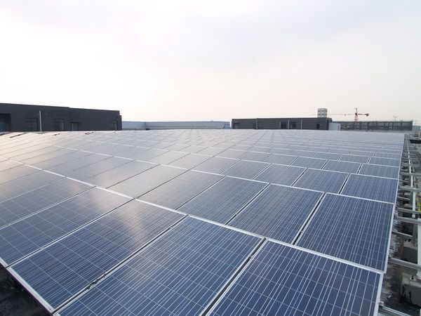У Чорнобилі запустили першу сонячну електростанцію потужністю один мегават. Потужність станції становить всього один мегават, але в майбутньому її збільшать у сто разів.