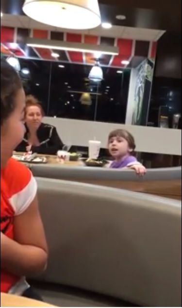 6-річна дівчинка раптово заспівала під час вечері в кафе і здивувала всіх відвідувачів. Величезний талант у маленькій людині!