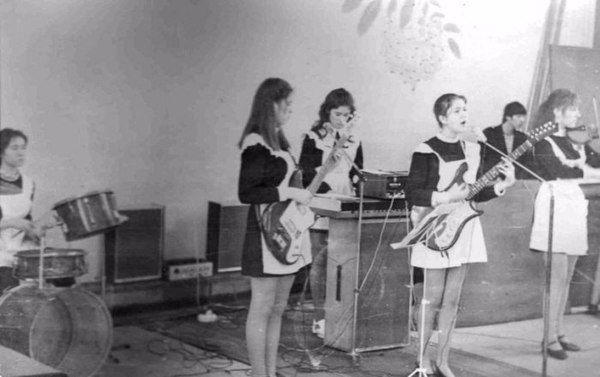 Чому радянська шкільна форма дівчаток була схожою на уніформу покоївок. Таємниця білого фартуха.