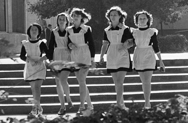 Чому радянська шкільна форма дівчаток була схожою на уніформу покоївок. Таємниця білого фартуха.