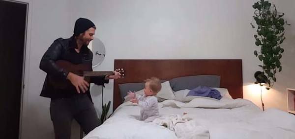 Тато заграв на гітарі для своєї доньки - її реакція викличе у вас усмішку. Він заспівав пісню і зіграв на гітарі для своєї маленької доньки - вона просто в захваті.