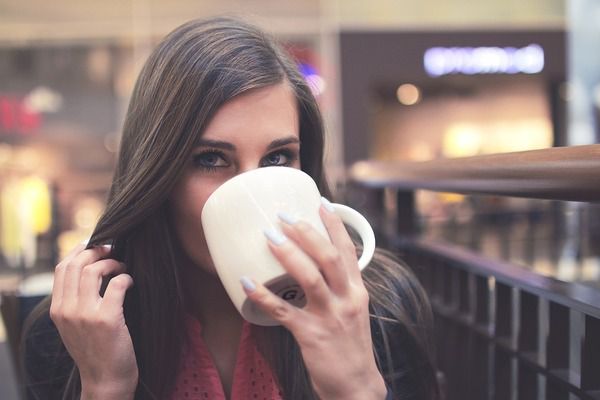 Кава й чай знижують ризик серцевої аритмії. Дослідники з'ясували, що 300 міліграм кофеїну на день - безпечна норма для людей з серцево-судинними захворюваннями.