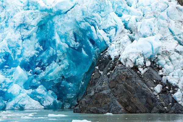 Шедеври природи - незвична краса блакитного льодовика Грей в Патагонії. Льодовик Грей є частиною Південного Патагонського льодового поля, третього за величиною на планеті після Антарктиди і Гренландії.