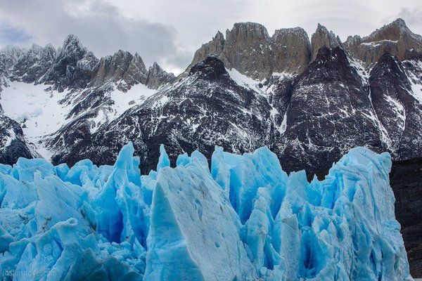 Шедеври природи - незвична краса блакитного льодовика Грей в Патагонії. Льодовик Грей є частиною Південного Патагонського льодового поля, третього за величиною на планеті після Антарктиди і Гренландії.