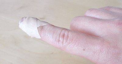 Як приклеїти пластир на палець, щоб він не спадав. Як просто і корисно!