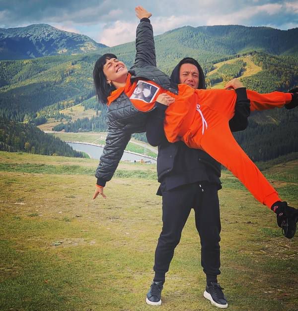 Даша Астаф'єва опублікувала в мережі нові фото зі своїм нареченим Артемом Кімом. Такі щасливі: Астаф'єва зворушила шанувальників фото з нареченим.