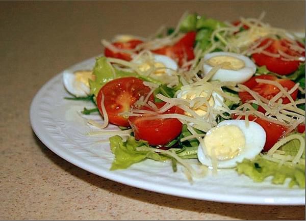 Цікаві рецепти салатів з яйцем. 10 яєчних салатів, які виручать в будь-якій ситуації.