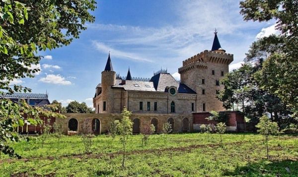 На утримання замку Алла Пугачова і Максим Галкін витрачають 220 тисяч грн на місяць. Замок постійно потребує ремонту.