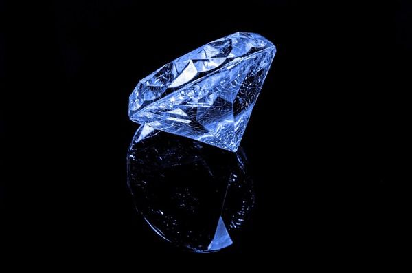 Декілька цікавих фактів про улюблені жінками діаманти. Стаття присвячена улюбленому серед жінок мінералу — діаманту.
