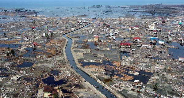 Найгірші стихійні лиха в історії Індії. Індія зазнала найгірших стихійних лих у світі у вигляді голоду, землетрусів, циклонів та цунамі.